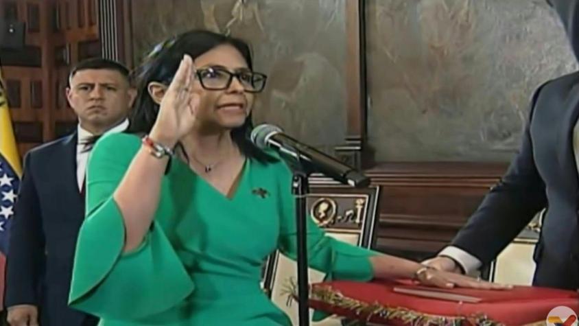 Presidenta interina de Venezuela jura ante el Parlamento entre promesas de rescate a Maduro