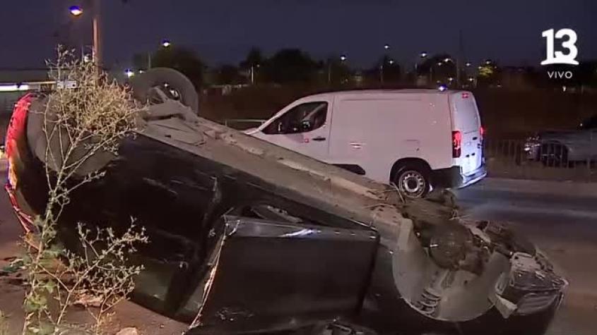 Accidente en San Bernardo: Auto volcó y ocupantes huyeron del lugar