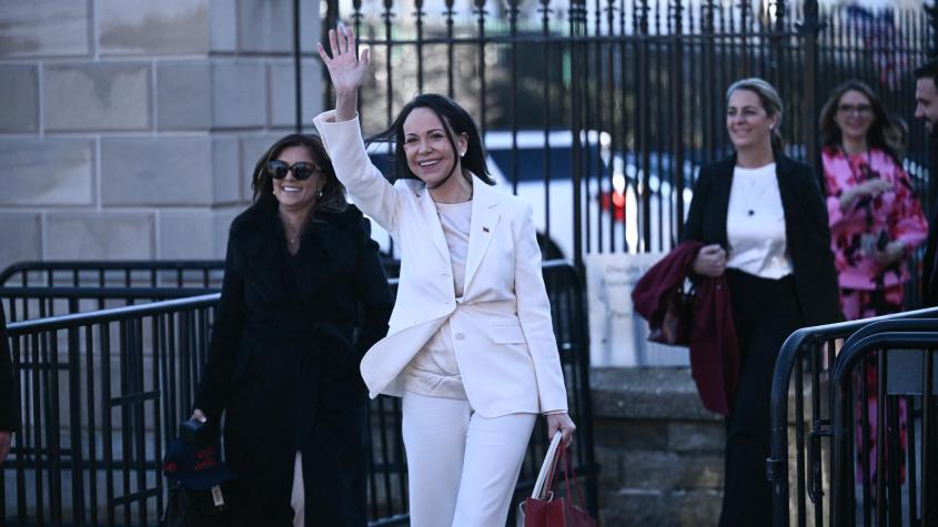 Trump recibe a Machado en la Casa Blanca: líder opositora venezolana le entregó réplica de medalla del Nobel y una placa