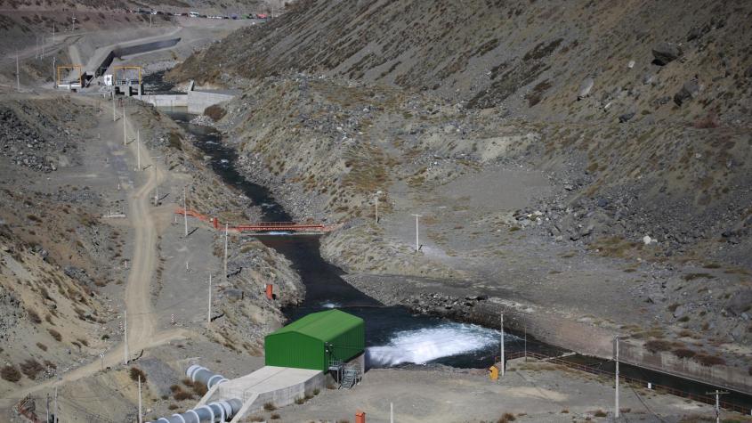 Deslizamiento de sedimentos en Embalse El Yeso aisló a 40 turistas: fueron asistidos por equipos de emergencia