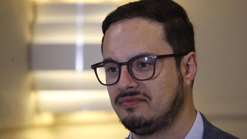 Diputado Sáez dice que el "declive" del Socialismo Democrático es el motivo de la exclusión del FA y el PC en cónclave