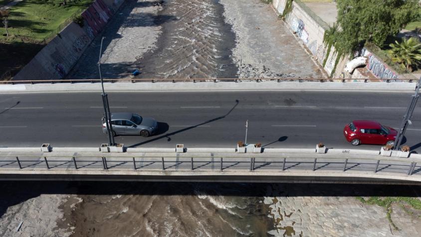 Vehículo cae a la ribera del río Mapocho en Lo Barnechea: conductor estaría bajo influencia del alcohol