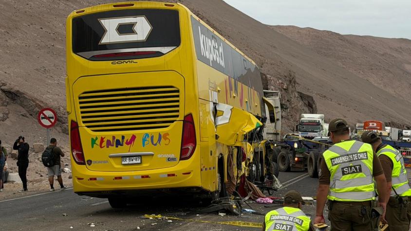Grave accidente entre bus y camión en Arica: Hay dos muertos y nueve heridos