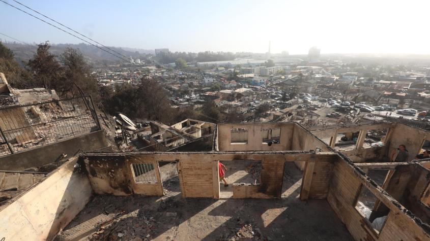 "Estamos empatizando con la gente": Reos ayudan a limpiar escombros tras incendios en Punta de Parra