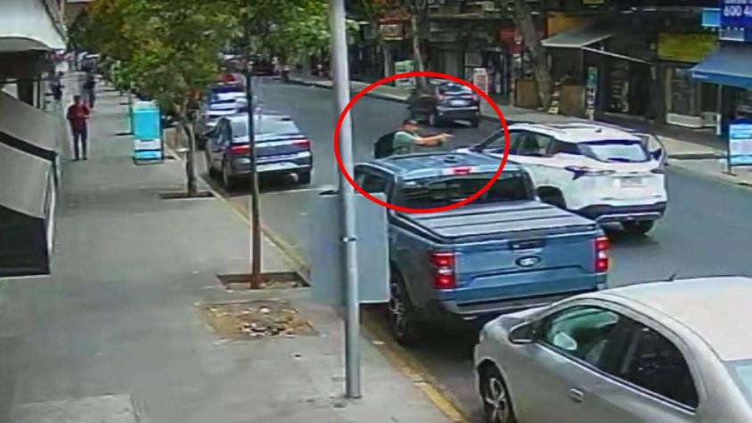 VIDEO | Carabinero de franco frustró robo a la salida de banco en Santiago: usó su arma de servicio