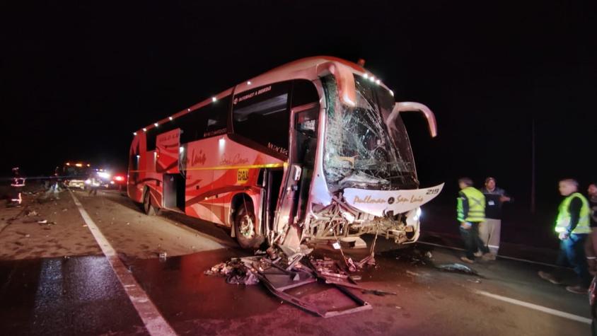 Colisión frontal entre bus y automóvil en Mejillones deja cinco muertos, incluidos tres menores de edad 