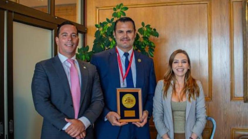 Diputados Flores y Labbé entregaron reconocimiento a excarabinero Claudio Crespo por “su patriotismo”