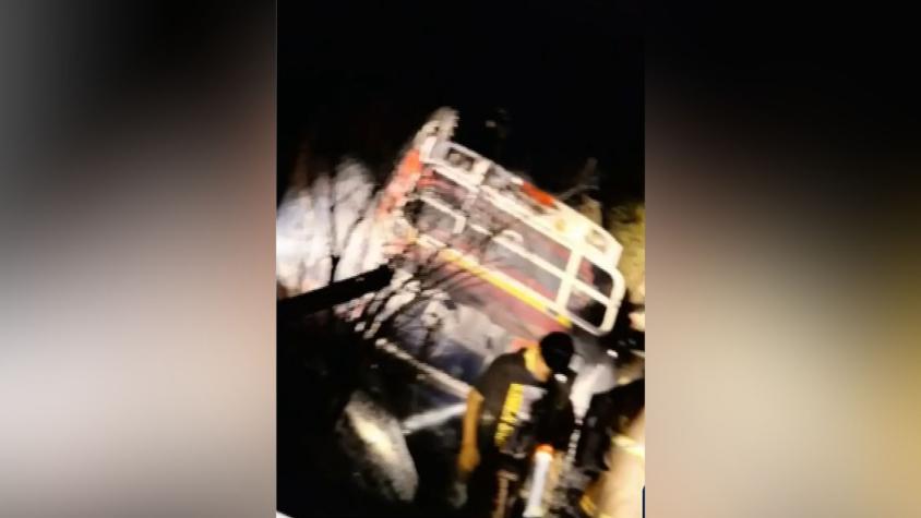 Bomberos volcaron mientras combatían las llamas en Florida: 7 voluntarios lesionados Bomberos volcaron mientras combatían las llamas en Florida: 7 voluntarios lesionados