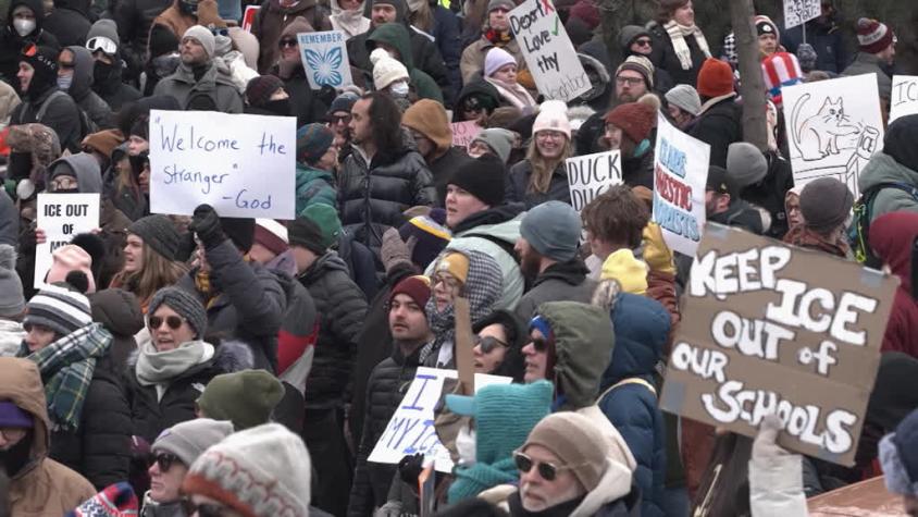 Decenas de miles protestan en Minneapolis contra la ICE