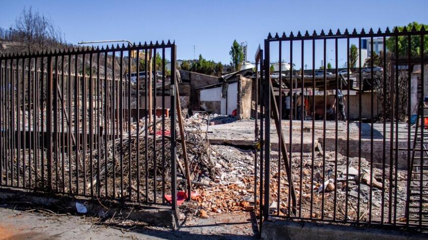 Hombre pidió matrimonio con anillo de alambre que armó entre los escombros de incendio forestal en Lirquén