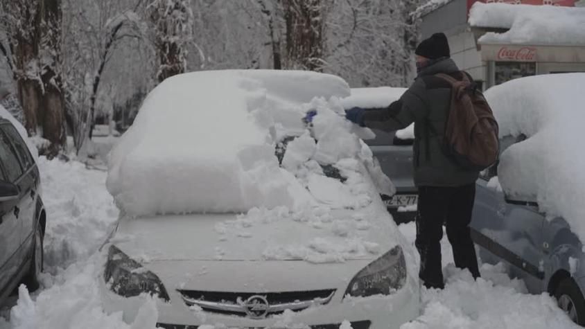 La nieve crea paisajes bucólicos y problemas a los viajeros en Europa