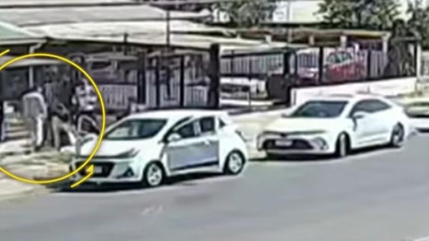 Banda golpea a pololos después de robarles un celular