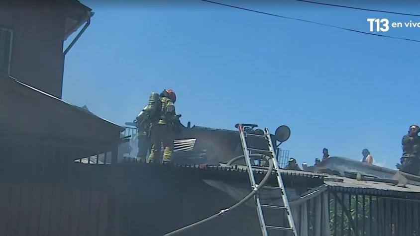 Preocupación por incendio en casa de Renca: fuego se habría extendido a vivienda colindante