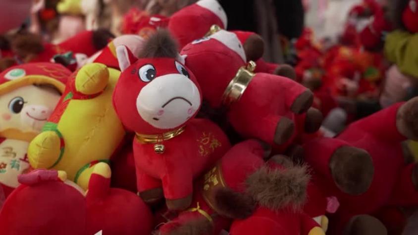 Un juguete de un ‘caballo triste’ por accidente, conquista corazones en China