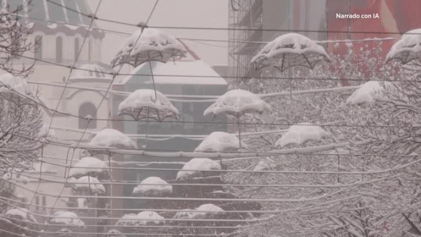 Una ola de frío invernal azota los Balcanes Occidentales, provocando fuertes nevadas y causando trastornos y entusiasmo