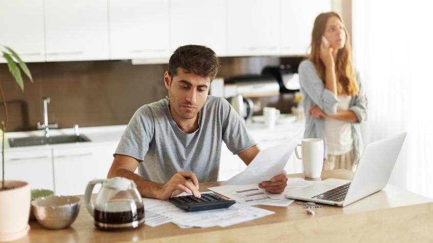 Vivir con el estrés de no llegar a fin de mes: Advierten sobre cómo problemas financieros afectan al corazón (más que el tabaco) Vivir con el estrés de no llegar a fin de mes: Advierten sobre cómo problemas financieros afectan al corazón (más que el tabaco)