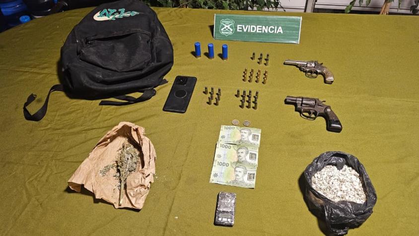 Denuncia por desórdenes termina con sujeto detenido por porte de armas y drogas