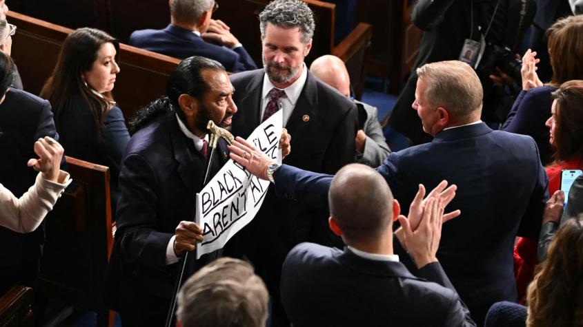 "Las personas negras no son simios": congresista exhibe cartel durante discurso de Trump