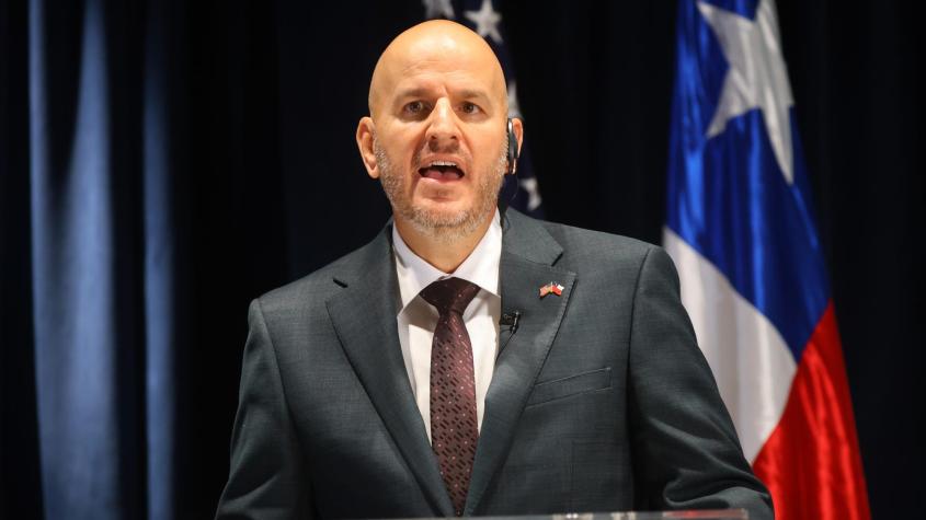 Embajador de EE.UU. explica sanción y asegura que se puso en riesgo "la privacidad de casi todos los chilenos"