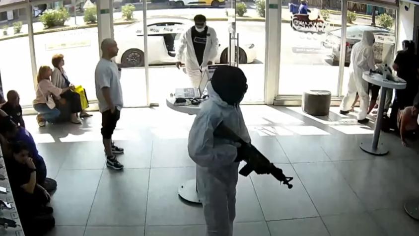 Violento asalto a tienda de celulares en San Miguel: cámara del local captó minutos de terror al interior Violento asalto a tienda de celulares en San Miguel: cámara del local captó minutos de terror al interior