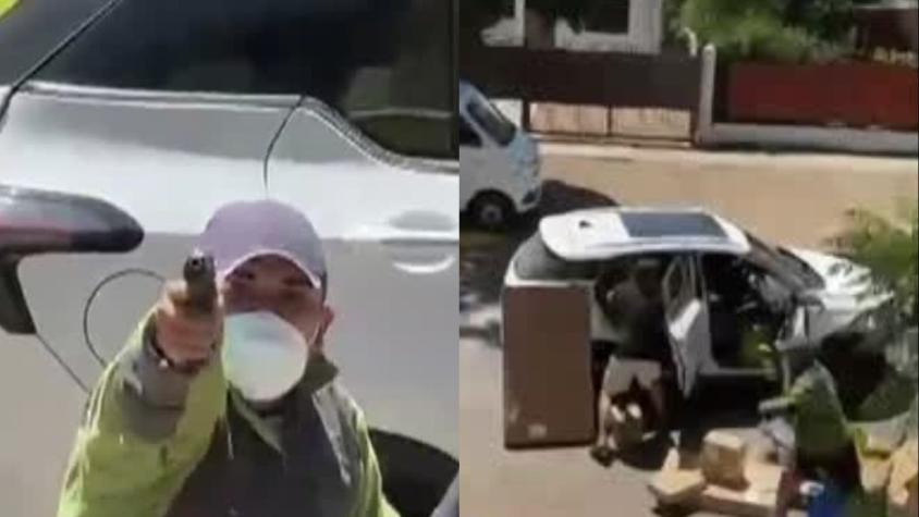 VIDEO | La apuntaron con un arma: Mujer capta a ladrones de camión de encomiendas a plena luz del día
