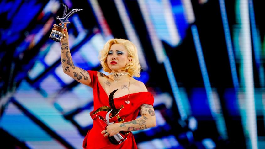 Histórico: Mon Laferte obtiene la aclamada Gaviota de Platino en Viña del Mar 2026 y es la sexta artista en recibirla