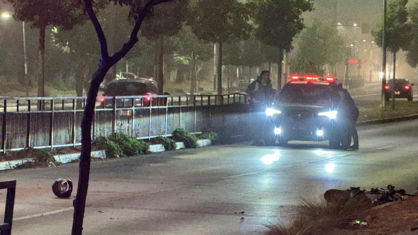 Mujer muere tras impactar su moto contra barrera de contención en La Pintana Mujer muere tras impactar su moto contra barrera de contención en La Pintana