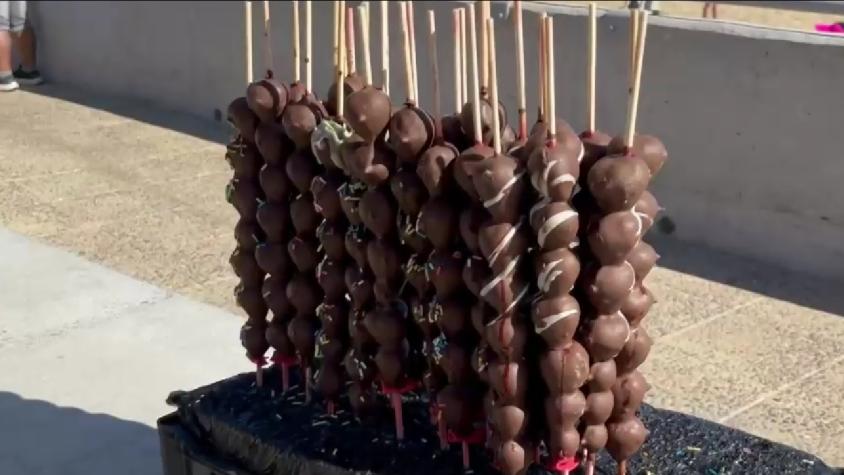 "Un olor a plástico...": La acción con que fiscalizadores confirmaron que las frutillas con chocolate no eran de chocolate