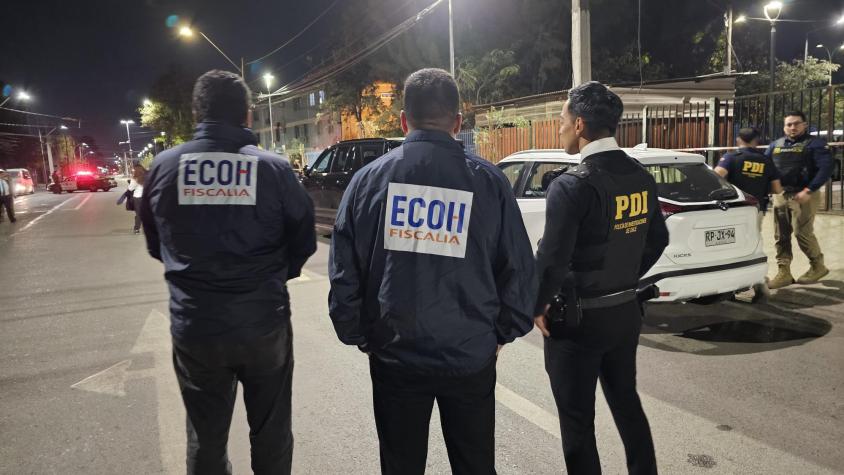 Hombre muere tras recibir disparo en la cabeza dentro de su vehículo: perdió el control del auto y chocó contra una casa