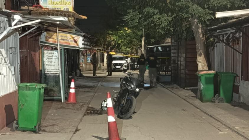 Joven es asesinado a bordo de su motocicleta en Puente Alto: recibió cerca de siete balazos