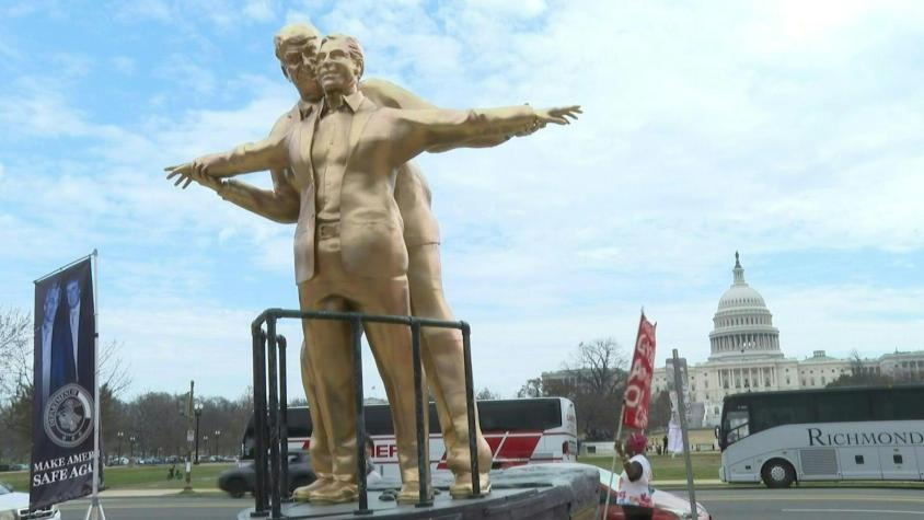 Estatua de Trump y Epstein en pose de “Titanic” aparece en el National Mall de DC