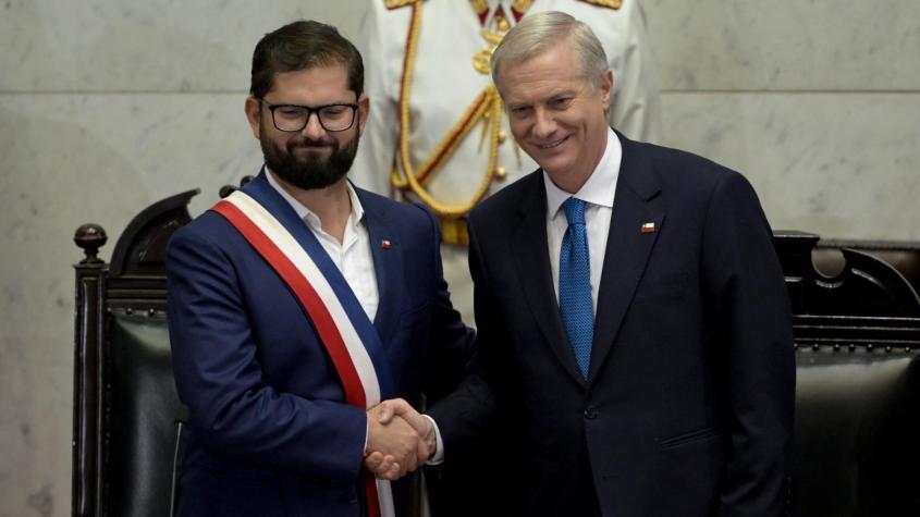 "La voy a leer en la casa": Detallan reacción de Kast tras recibir carta de Boric en el cambio de mando