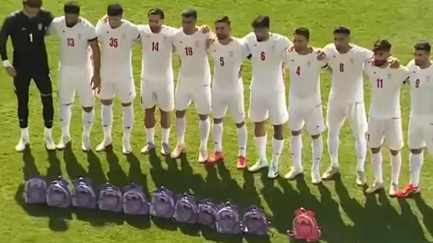 Con mochilas y brazaletes: El impactante homenaje de selección de Irán a víctimas por bombardeo a una escuela