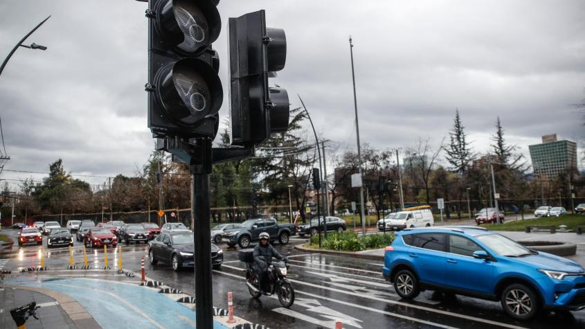Casi 40 mil clientes sin luz en Santiago en medio de la lluvia: revisa el estado del suministro y cómo reportar un corte