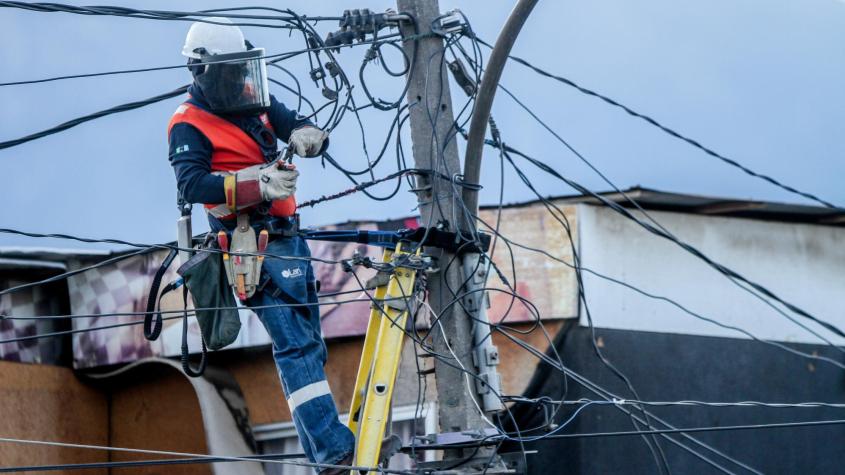 Enel anuncia corte programado de luz para este sábado en cinco comunas de la RM