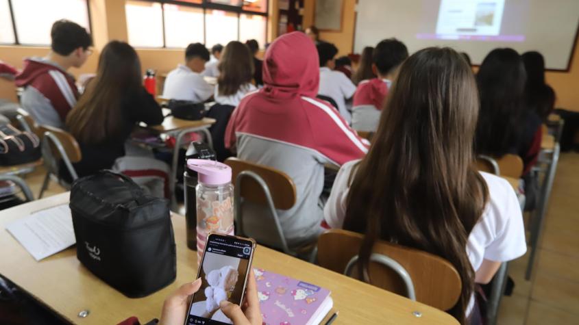 Ley prohíbe uso de celulares en colegios: ¿Pueden revisar la mochila para quitar dispositivos y qué dice la norma? Ley prohíbe uso de celulares en colegios: ¿Pueden revisar la mochila para quitar dispositivos y qué dice la norma?