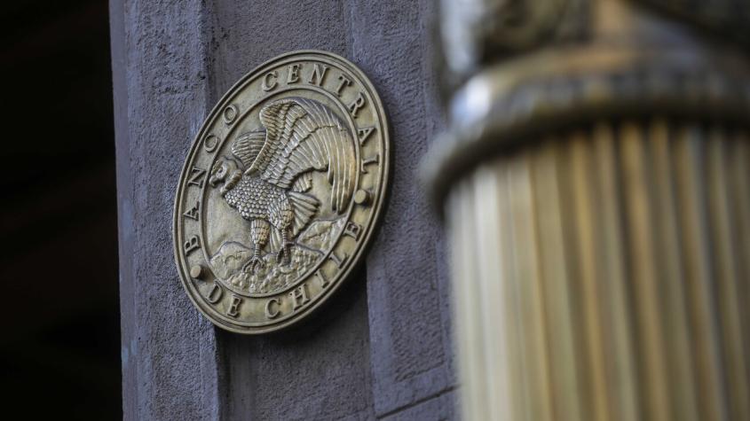 Banco Central mantiene tasa en 4,5% y posterga para 2027 la vuelta a la meta tras pasar por el 4% este año

@DFinanciero en T13 »