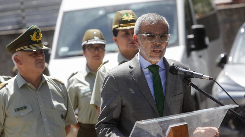 Carabineros ficha al exministro Luis Cordero como profesor