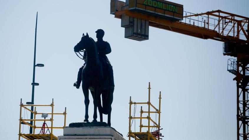 Estatua del General Baquedano vuelve a Plaza Italia tras restauración y polémica