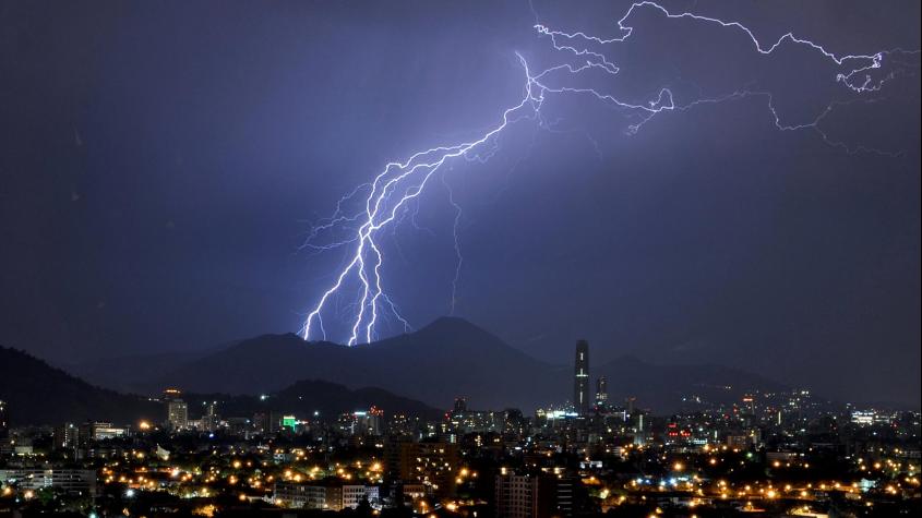 Anuncian lluvia y tormenta eléctrica para la tarde de este lunes en Santiago: ¿A qué hora caería agua y en qué sectores?
