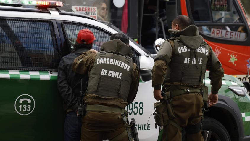 Detenido golpeó a carabinero, huyó de auto policial en movimiento y fue atropellado por un camión en Valparaíso Detenido golpeó a carabinero, huyó de auto policial en movimiento y fue atropellado por un camión en Valparaíso