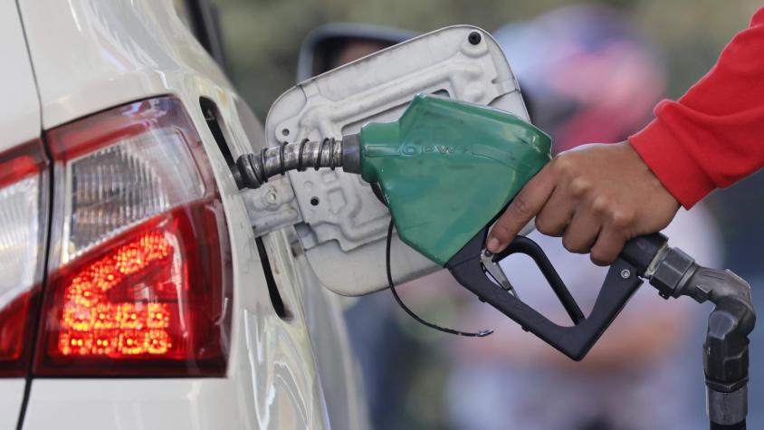 Gobierno anuncia fuerte alza en combustibles: Bencina de 93 octanos subirá en $370 y el diésel en $580