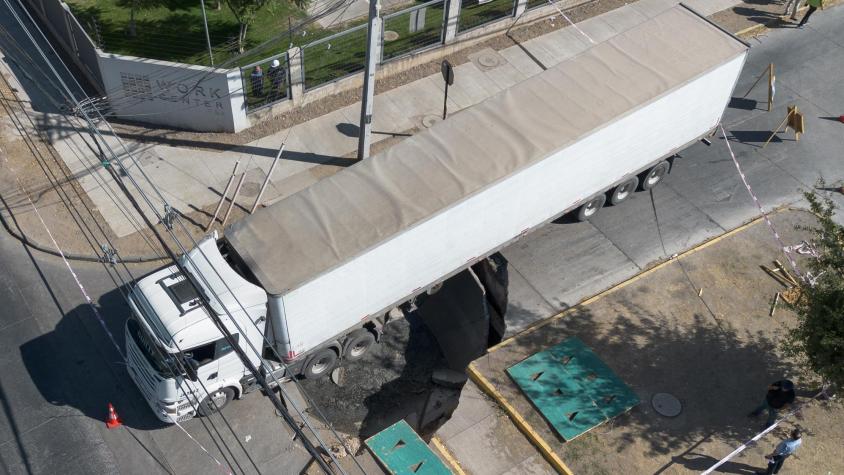 VIDEO | Así fue el impactante momento en el que camión cayó a socavón en Renca