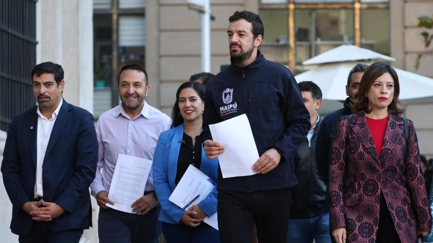 Alcaldes de la RM llegan a La Moneda y entregan carta al Presidente Kast por alza de bencinas