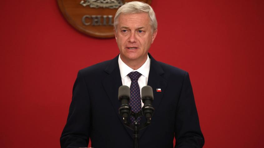 Kast hace llamado a los padres a "hacerse cargo" en medio de violencia en colegios y manifestaciones