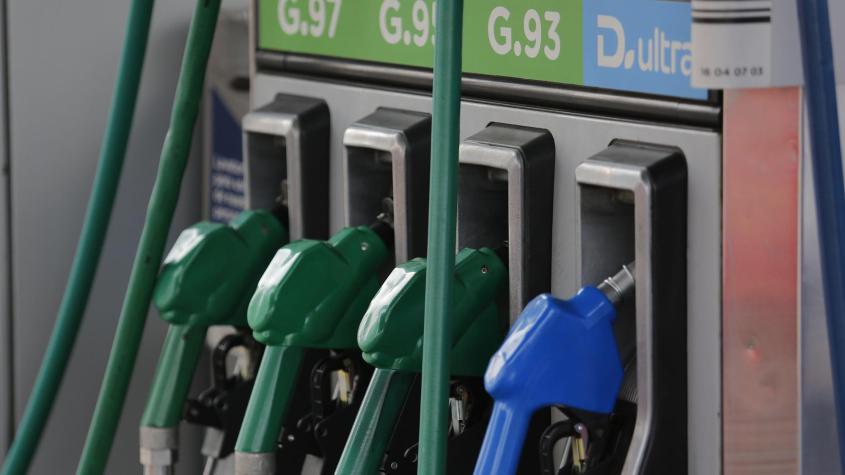 Alza de combustibles: Calcula cuánto saldrá llenar el estanque de tu vehículo desde el jueves