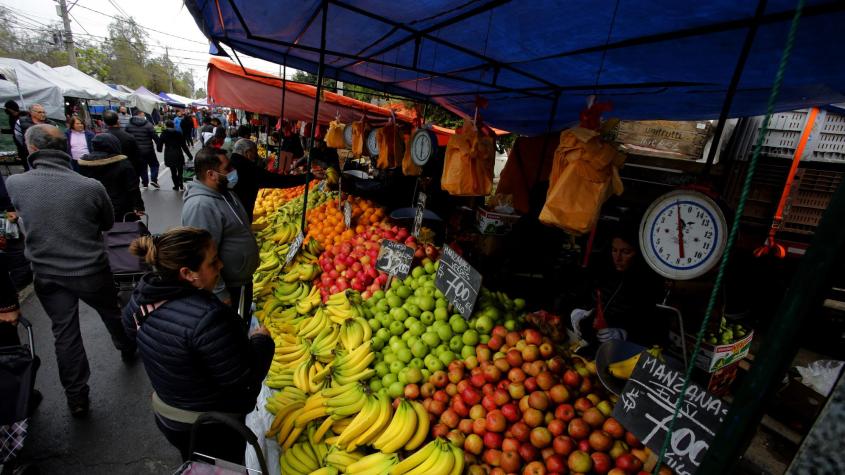 Pan, frutas, verduras: Qué otros productos subirán de precio con el alza de las bencinas