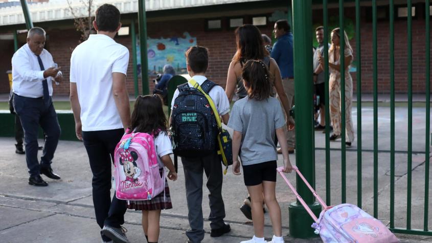 Proyecto establece sanciones a apoderados de menores que hacen bullying: Multas llegarían a $3,5 millones