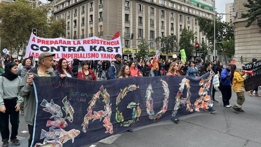 Marchas a lo largo de Chile por defensa ambiental: manifestantes protestan contra retiro de 43 decretos por parte del gobierno de Kast