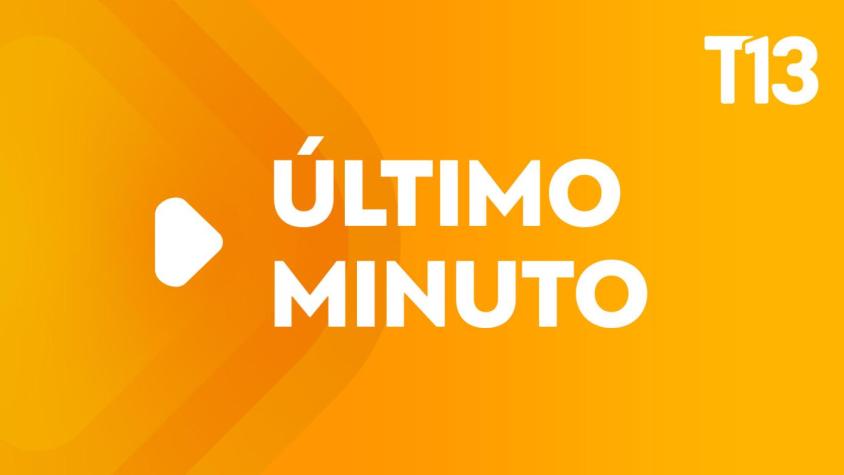 #AlertaT13 | Bus se estrella contra paradero en el centro de Santiago